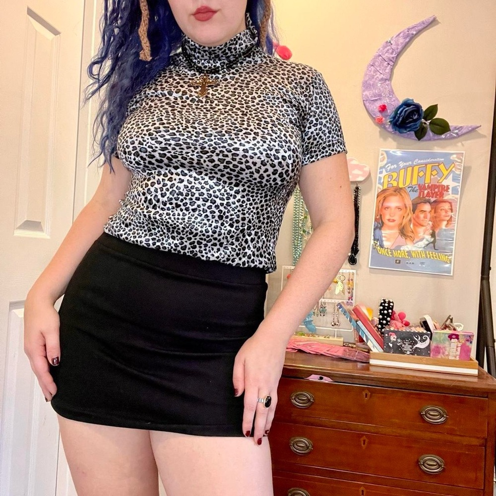 ❌SOLD❌ 90’s vintage leopard print velvet turtleneck size large - Picture 1 of 4
